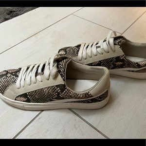 universal thread snake print fashion sneakers size 9